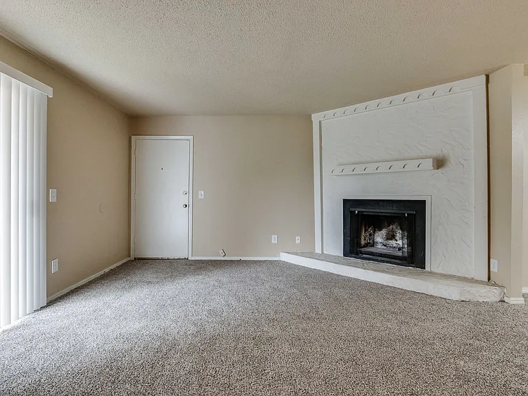 6060 Nw Expy #C — Photo 8