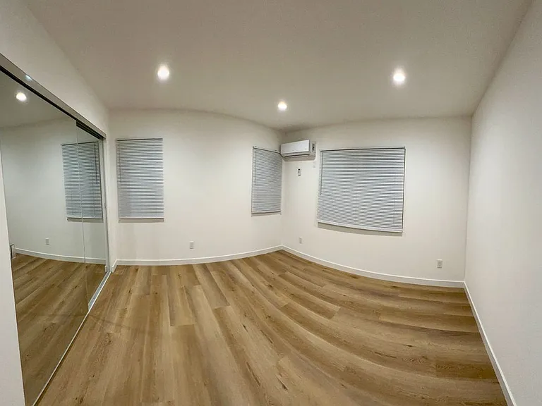 18654 Runnymede St #1/2 — Photo 10