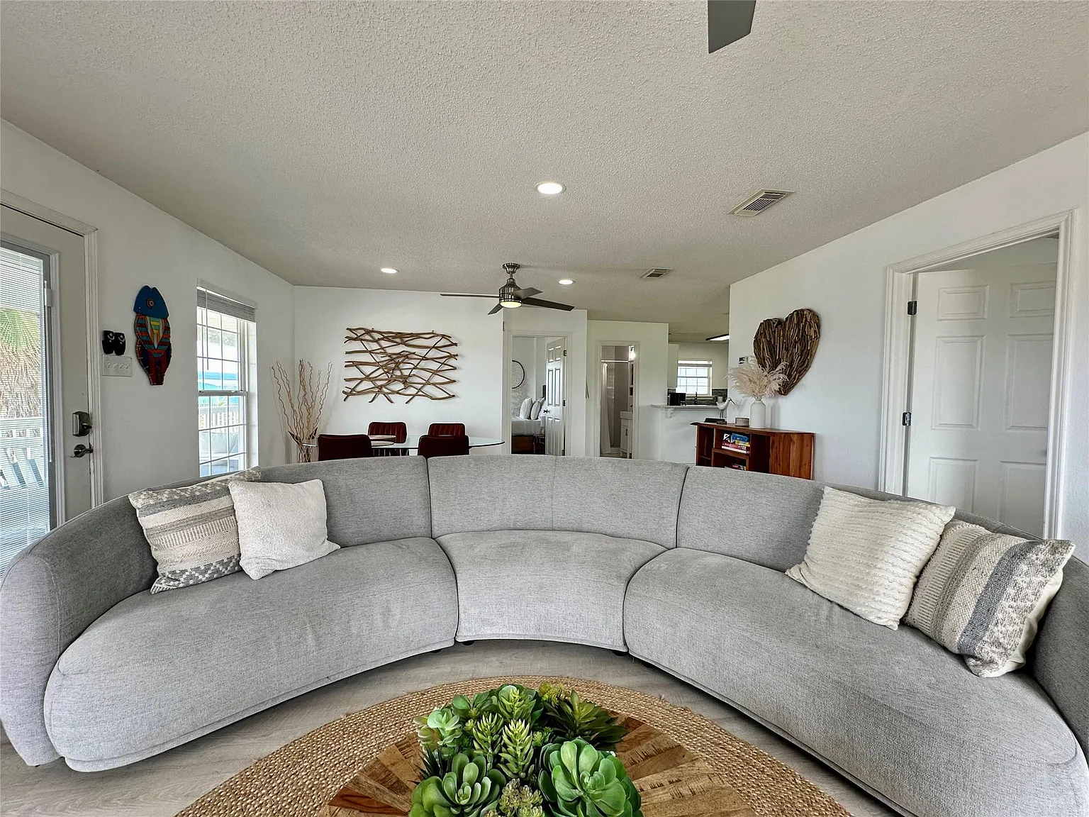 3 bed, 2.0 bath, 1050 sqft, $2,895 — Photo 2