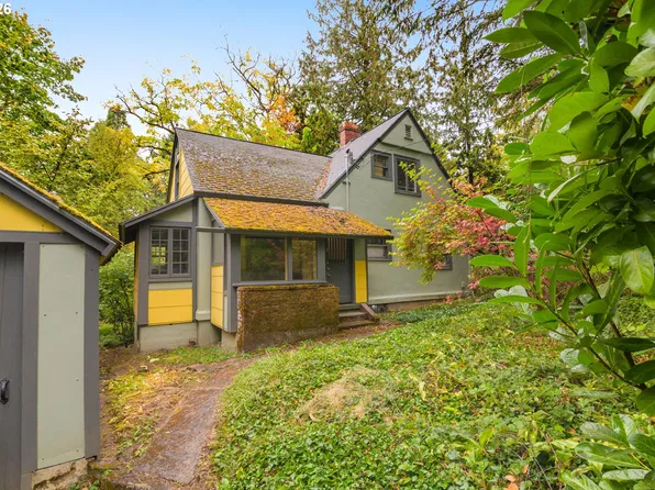 8220 SW Canyon Dr, Portland, OR 97225