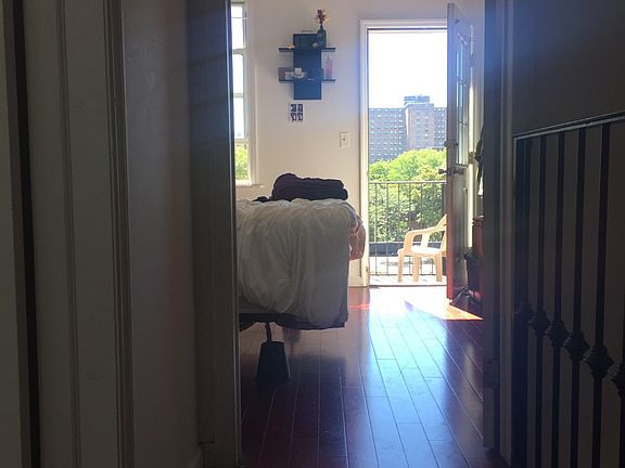 4th image of 222 Montrose Ave #3RDST