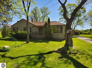 3201 S 37th Rd, Cadillac, MI 49601