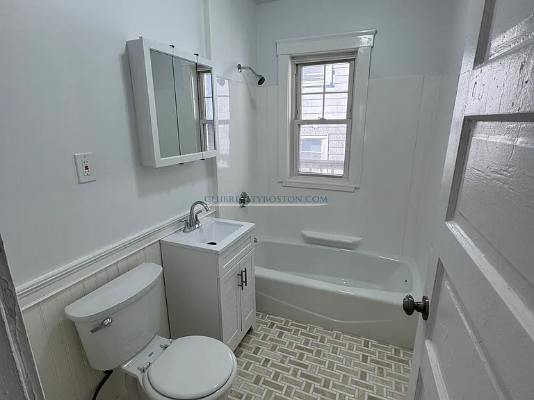 52 Montfern Ave #3 — Photo 3