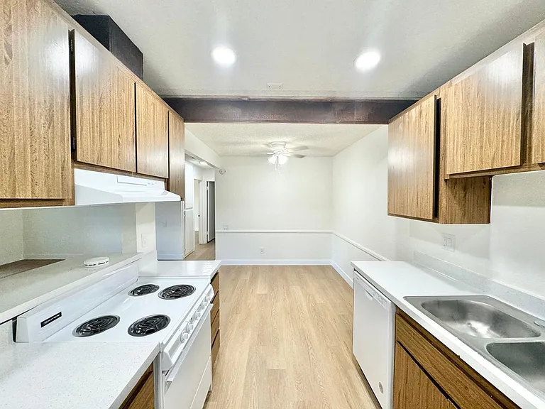 Buena Vista Apartments — Photo 12