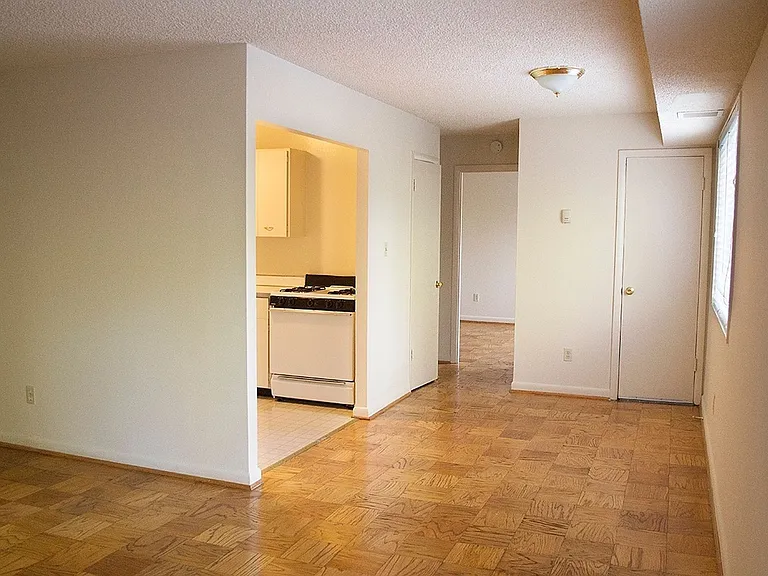 Columbia Courts Apartments — Photo 20
