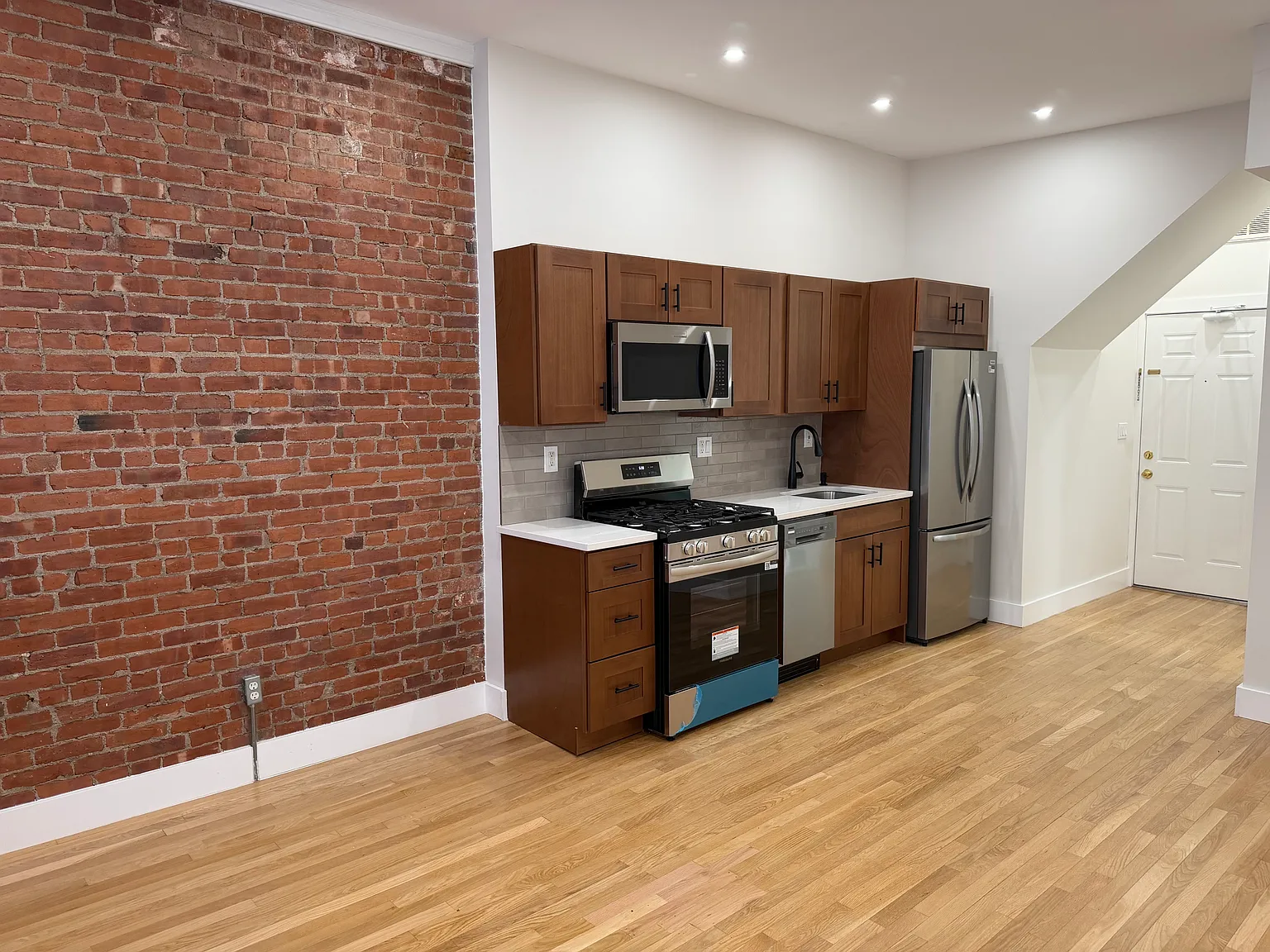 1 bed, 700 sqft, $2,400 — Photo 3