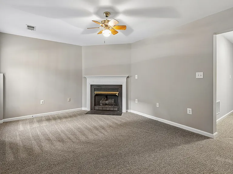 532 Kalmia Sq NE — Photo 5