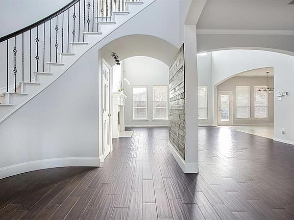 3rd image of 424 Shady Oaks Dr