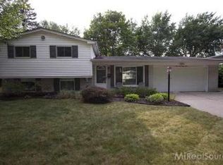 21045 Robinwood St, Farmington, MI 48336