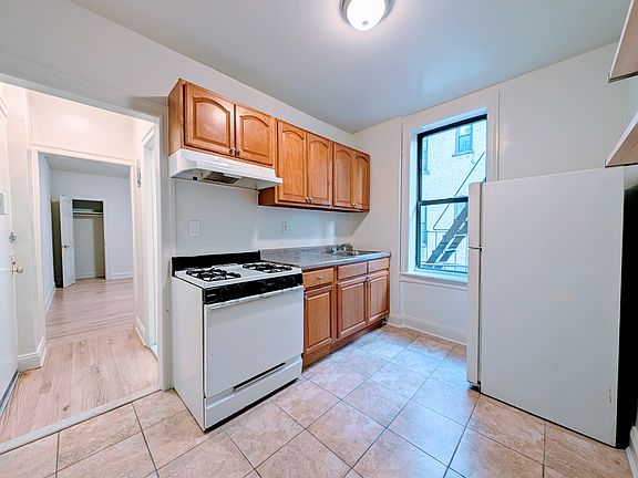 4th image of 334 Montgomery St #5B