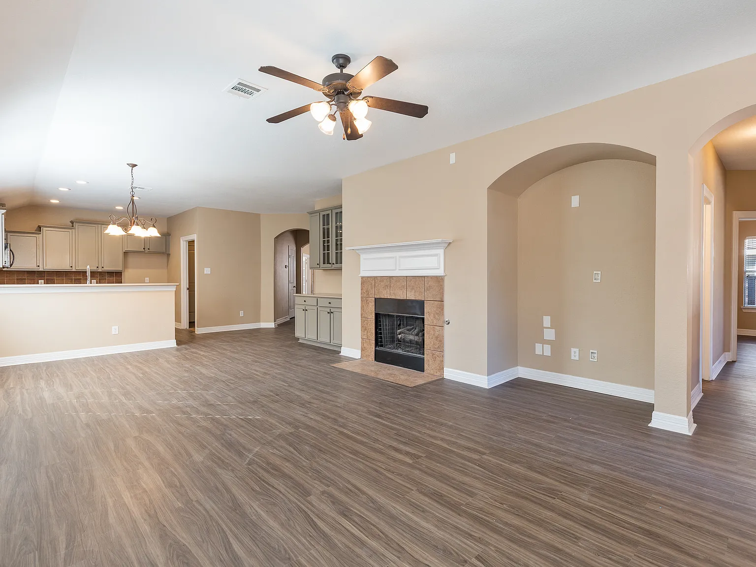 4 bed, 2160 sqft, $2,350 — Photo 3