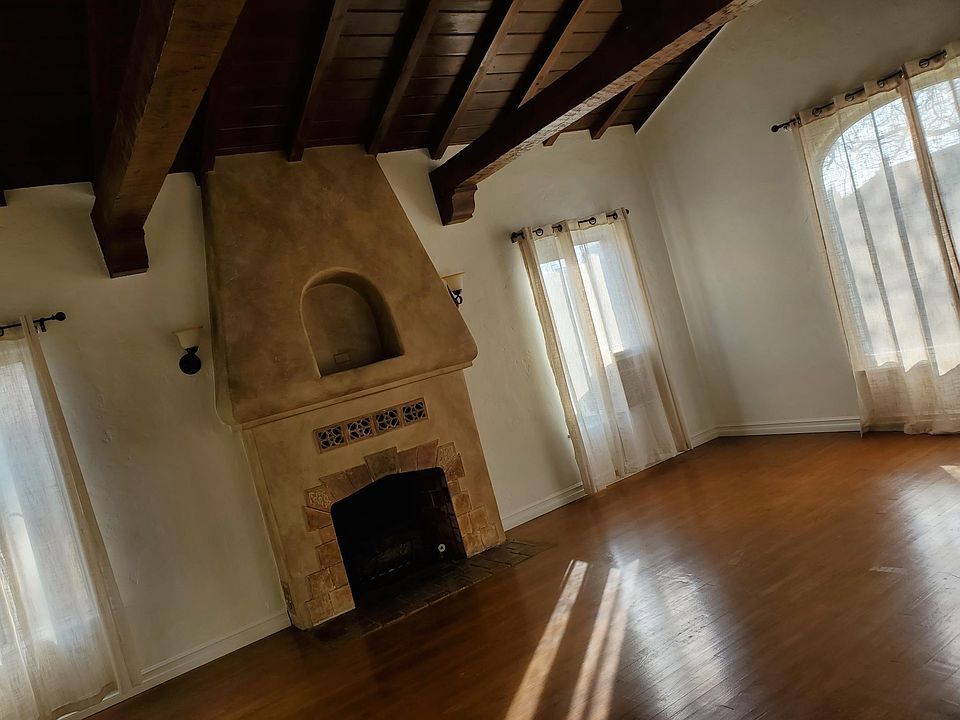 Livingroom with Fireplace