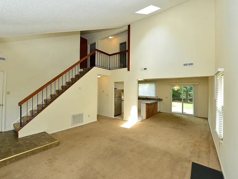1548 Beachview Dr — Photo 2