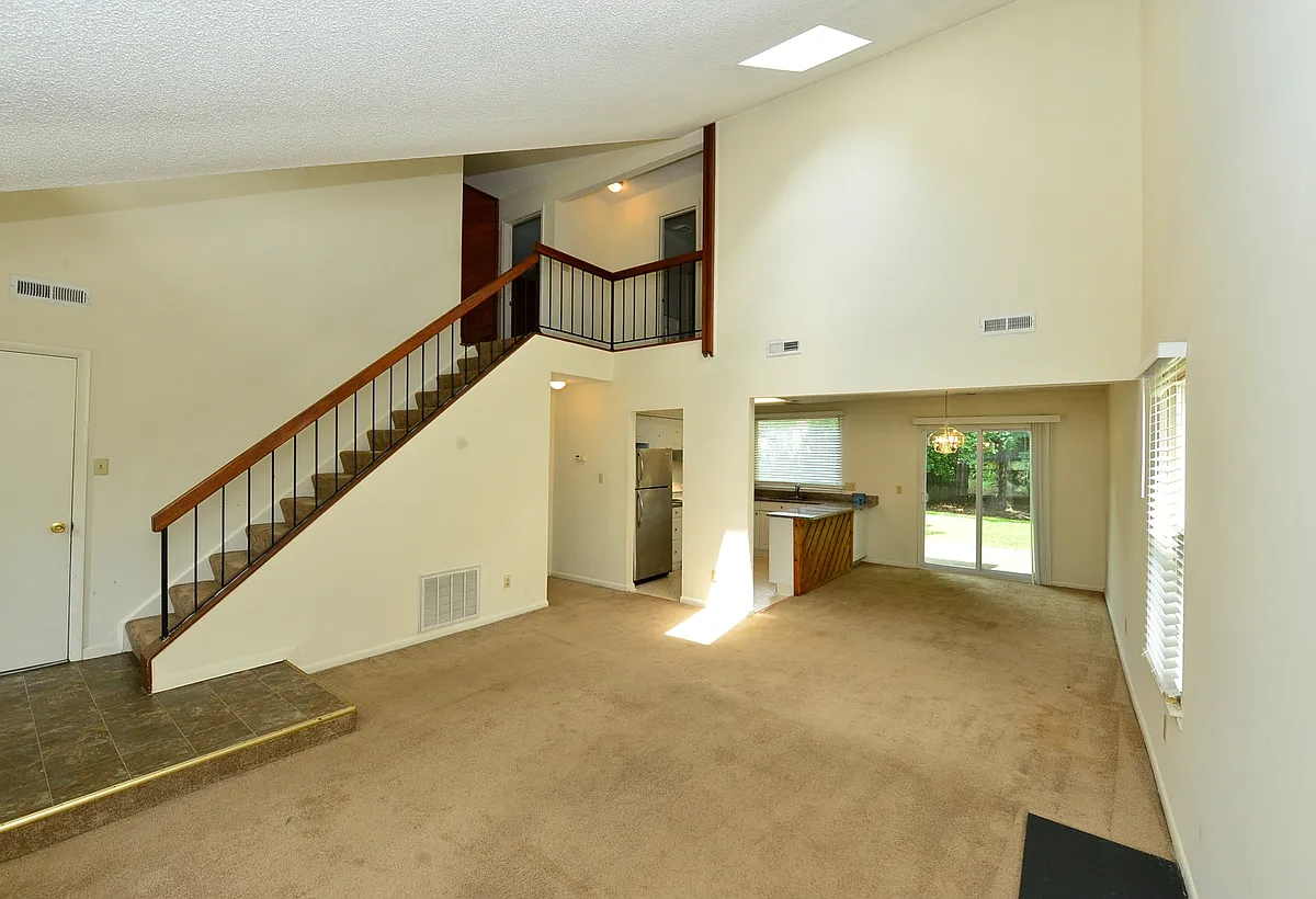 Building Photo - 1548 Beachview Dr