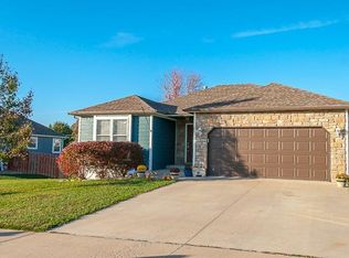 331 E 12th Ter, Tonganoxie, KS 66086