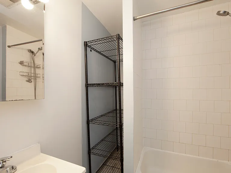 228 E 5th St #4 — Photo 5