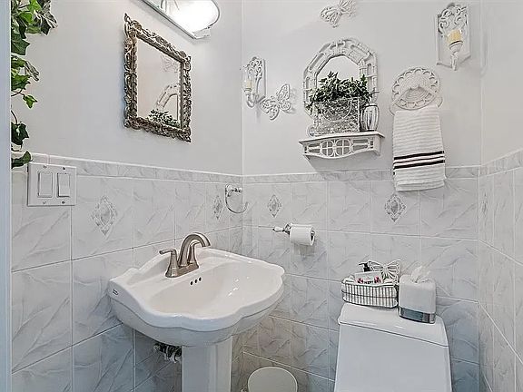 5th image of 320 Marion St #1