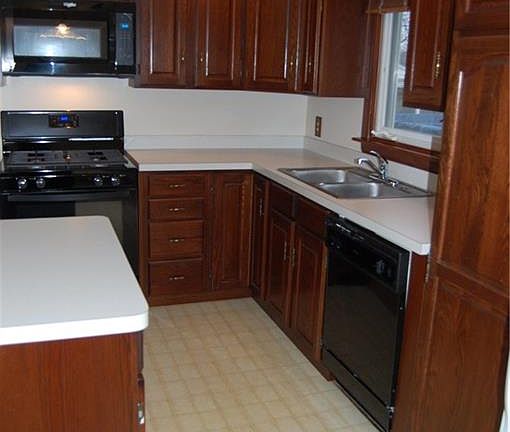 3rd image of 21 Lois Dr
