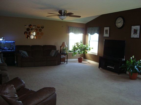 3rd image of 444 Lilyfield Ln