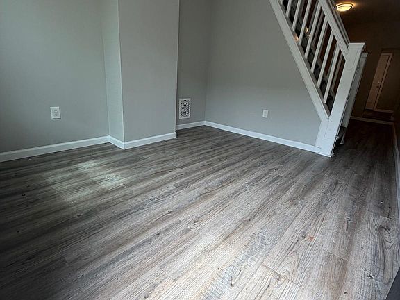 2nd image of 2528 Collins St