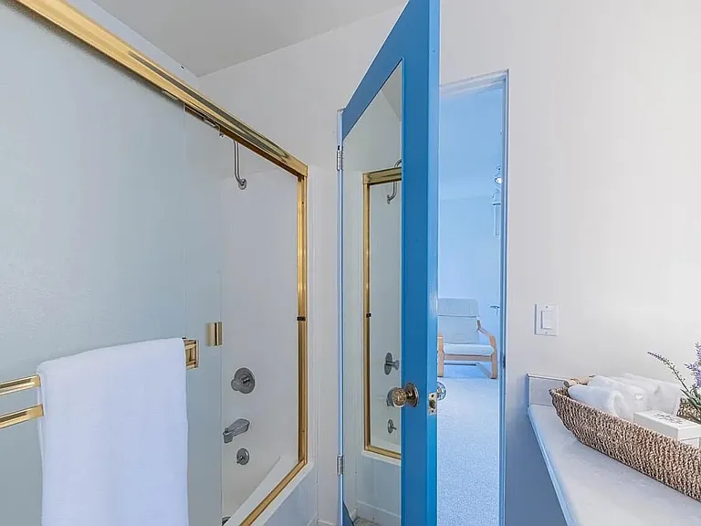 High Meadow Dr — Photo 21