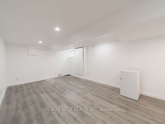 3rd image of 975 Broadview Ave