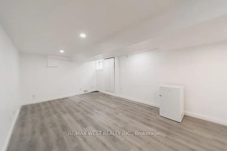 975 Broadview Ave #LOWER — Photo 3