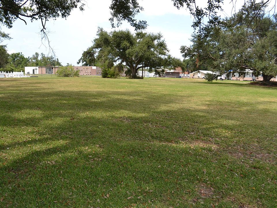 2nd image of 2 Oakridge Dr