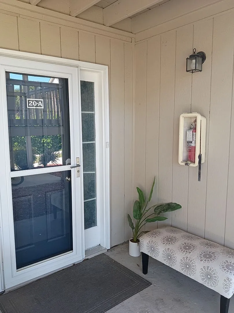 1870 Auburn Ln — Photo 1