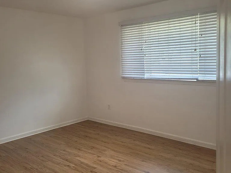 6818 Rolling Rd — Photo 28