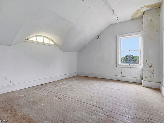 33rd image of 1435 Market Ave N