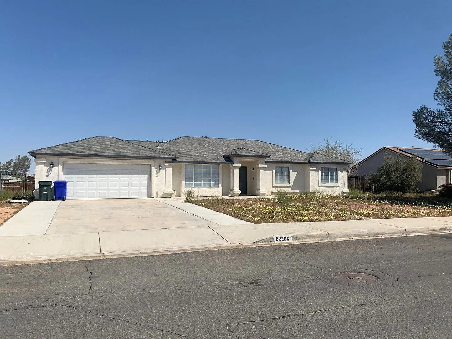 spacious 3 bedroom 2 bath home with large yard — Photo 1