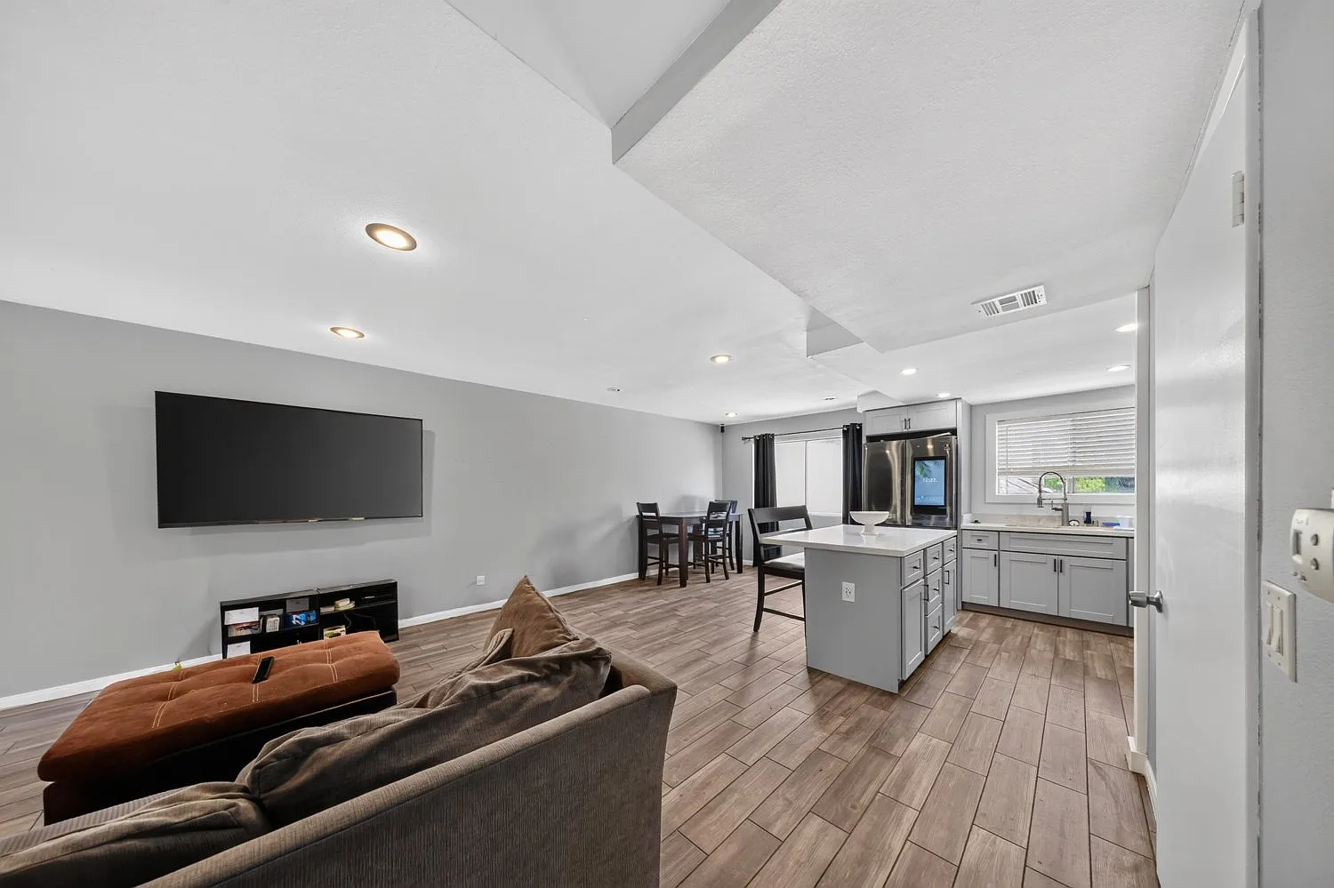 2 bed, 1020 sqft, $2,850 — Photo 1