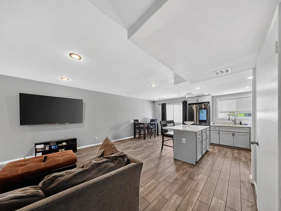 9540 Sepulveda Blvd #11