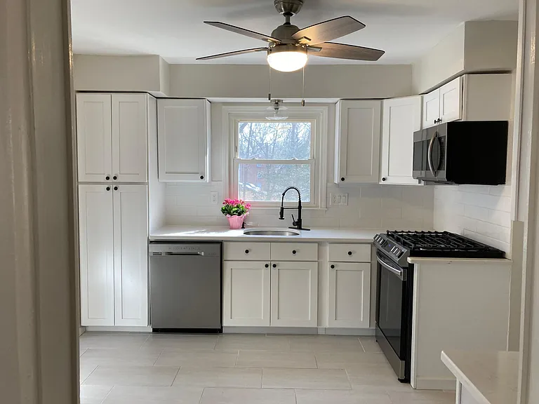162 Railroad Ave — Photo 1