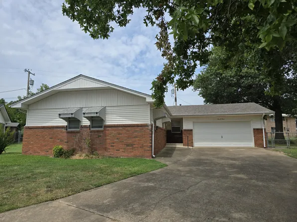 303 12th Pl NE, Miami, OK 74354