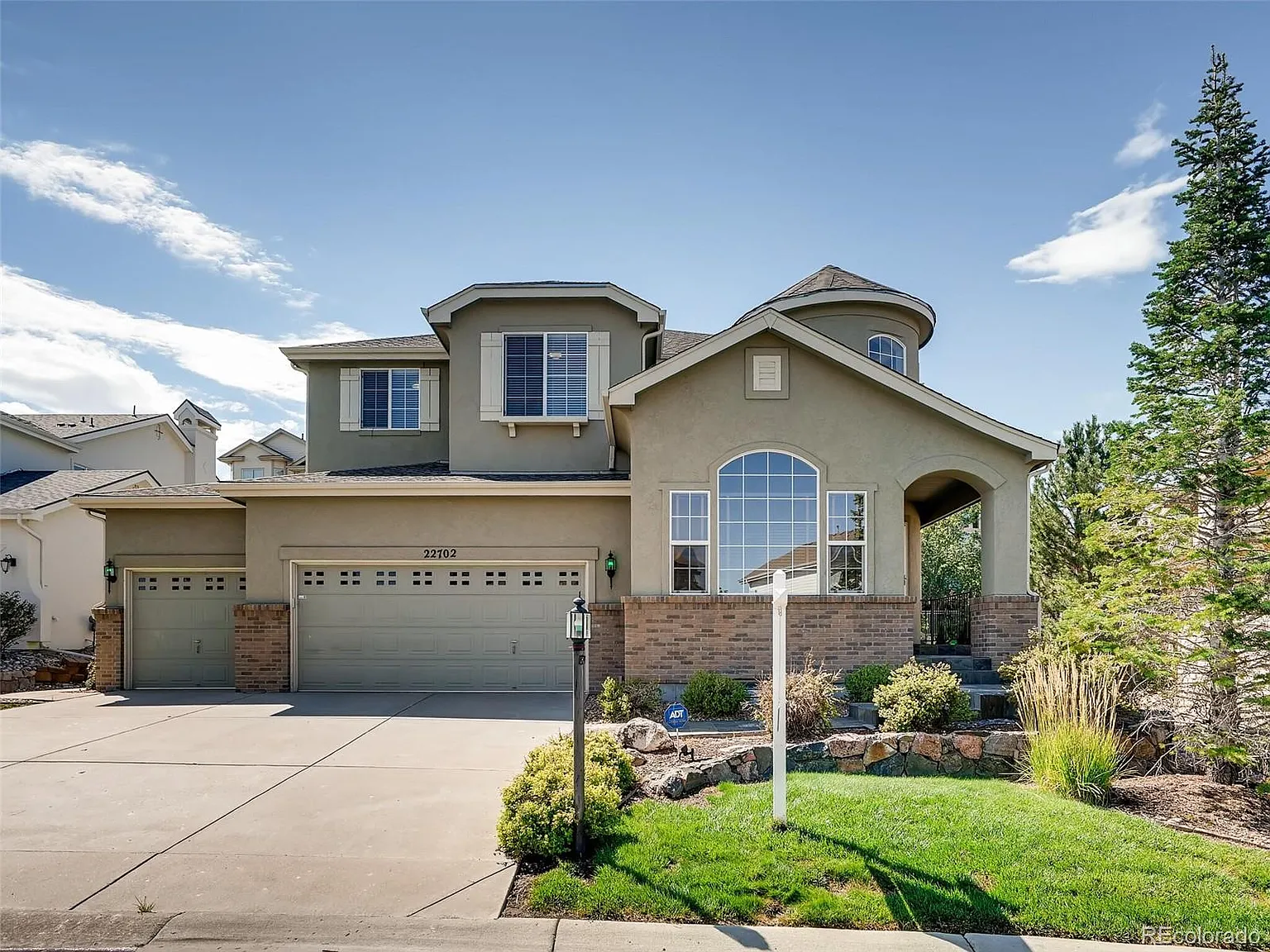 4 bed, 2.5 bath, 2551 sqft, $3,600 — Photo 2