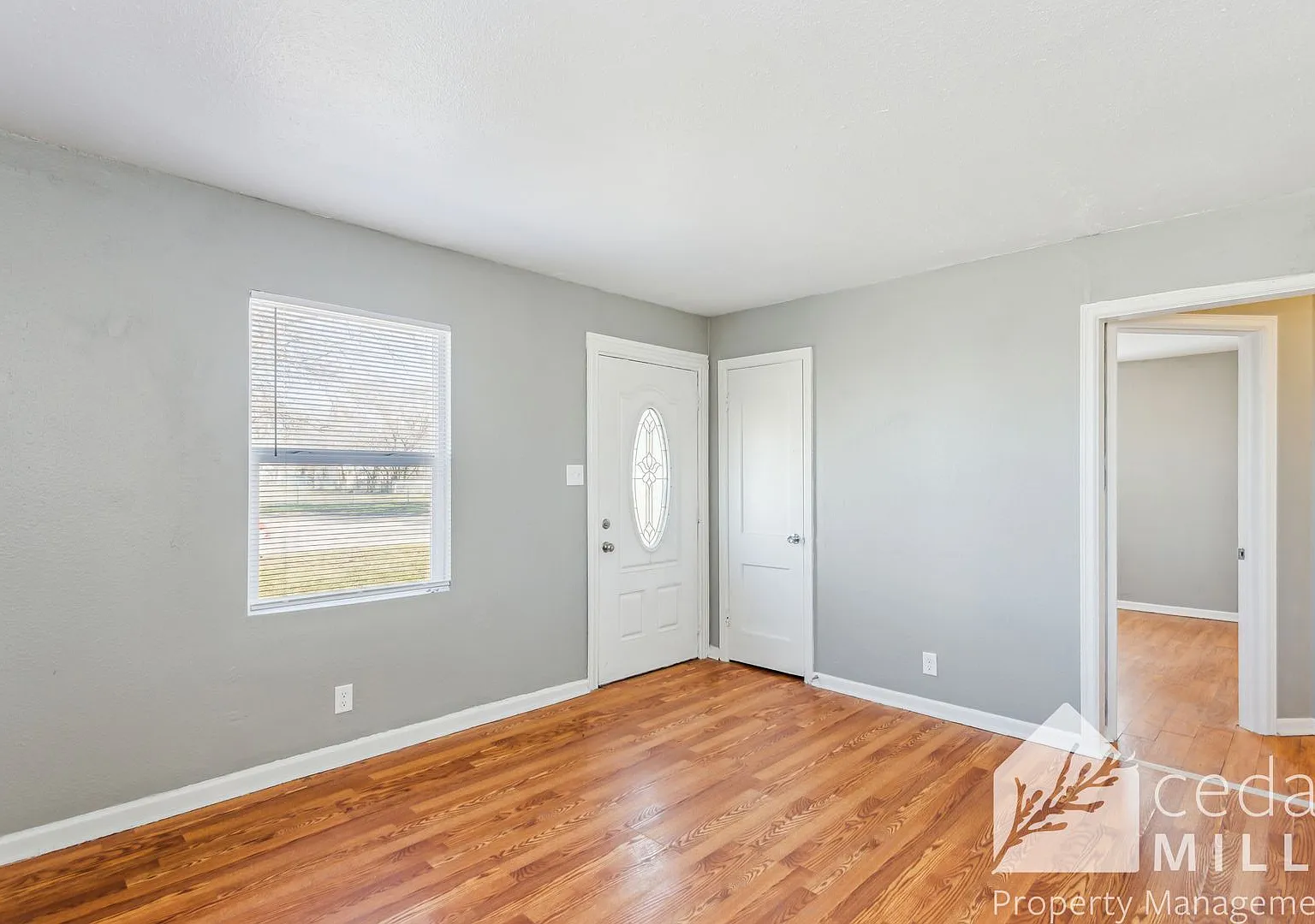2 bedroom Home, Large Garage and Yard! — Photo 3