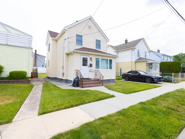 286 Seidman Place, Franklin Square, NY 11010