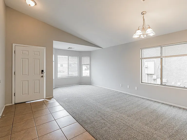 7814 S 72nd Ln — Photo 5