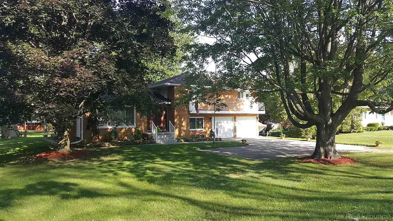 5426 N River Rd photo 1