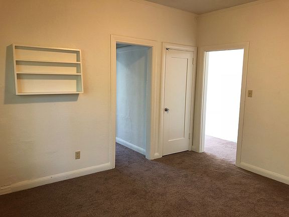 3rd image of 915 Poinsettia Pl APT D