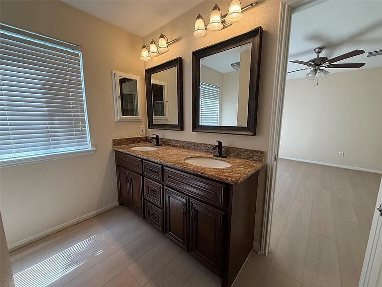 930 Mesa Terrace Dr — Photo 15