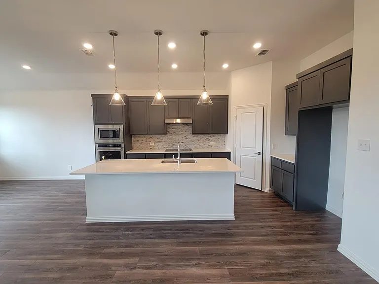 1633 Pine Valley Dr — Photo 3