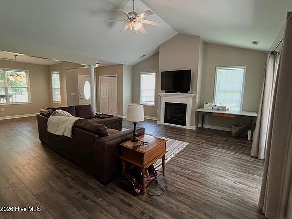 5th image of 105 Lantana Ln