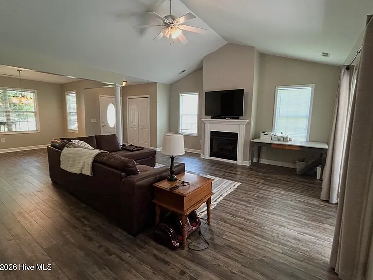 105 Lantana Ln — Photo 5
