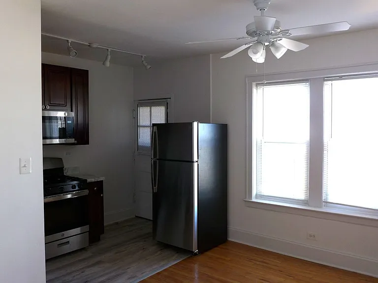 Linder/ Lawrence Apartments — Photo 26