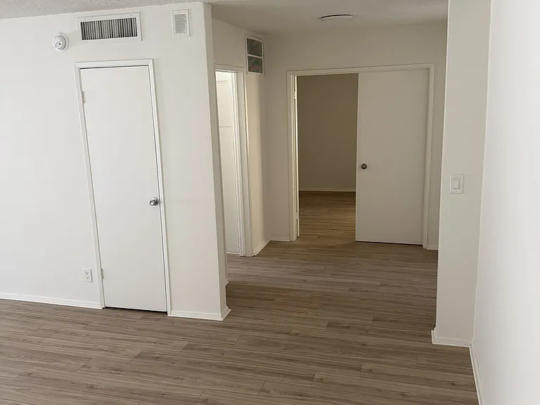 4310 Ventura Cyn Ave — Photo 9