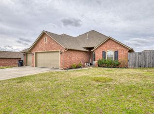 517 Cottonwood Dr, Moore, OK 73160