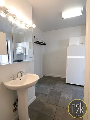 Rented by Realty 2000 Corp | media 4